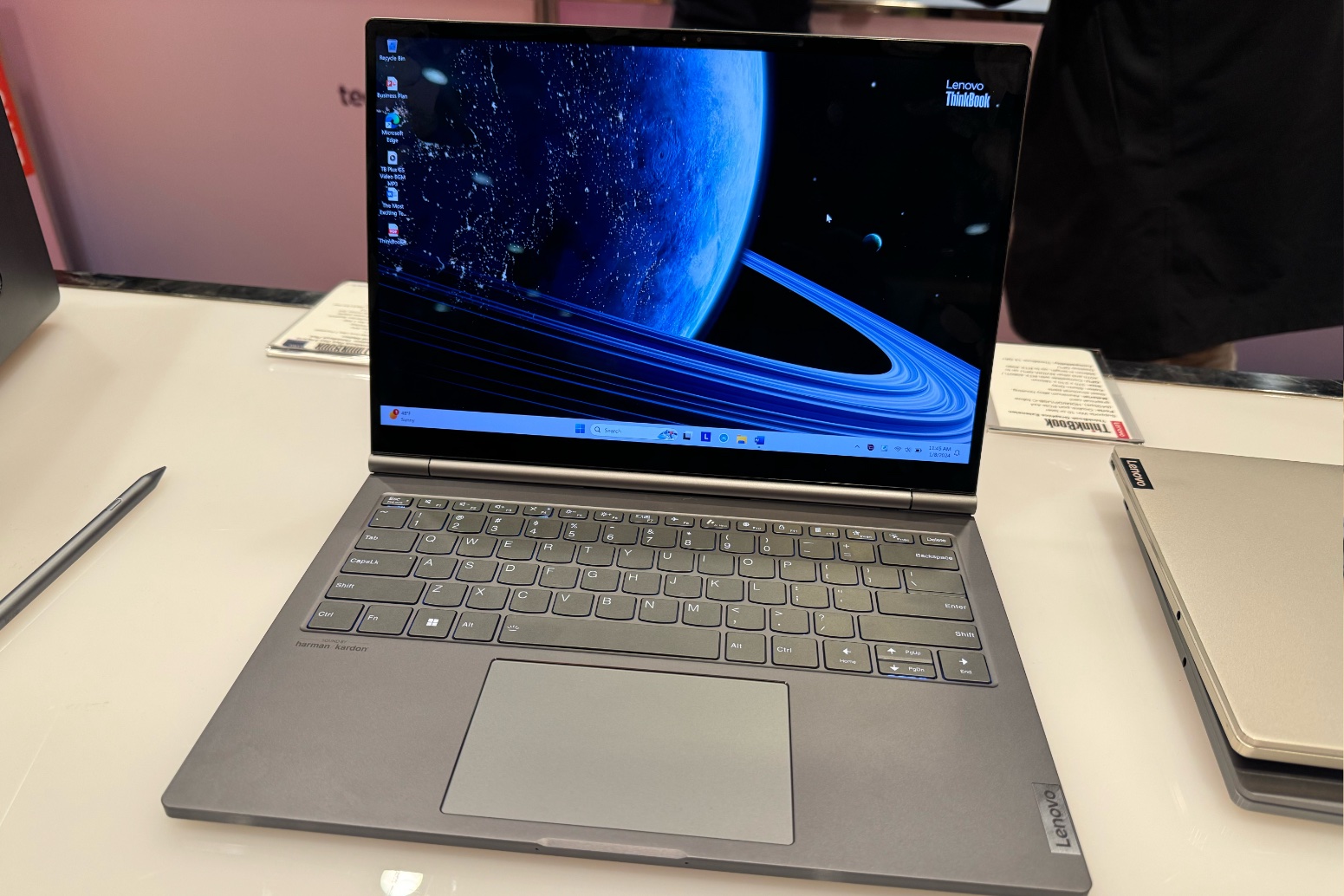 Lenovo dévoile deux nouveaux PC hybrides 2-en-1 et une tablette sous  Android - CNET France