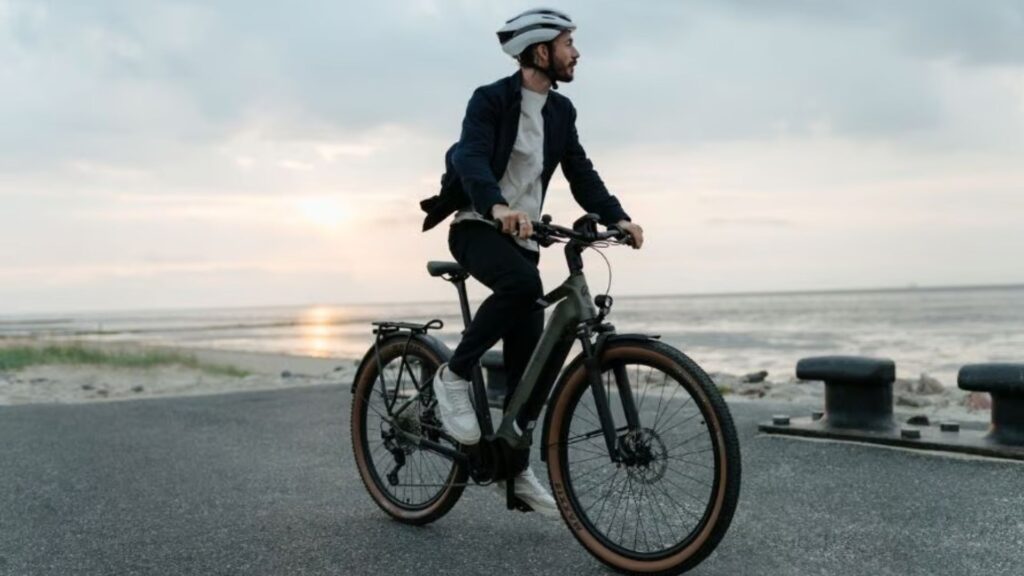 vélo électrique suv devant le front de mer