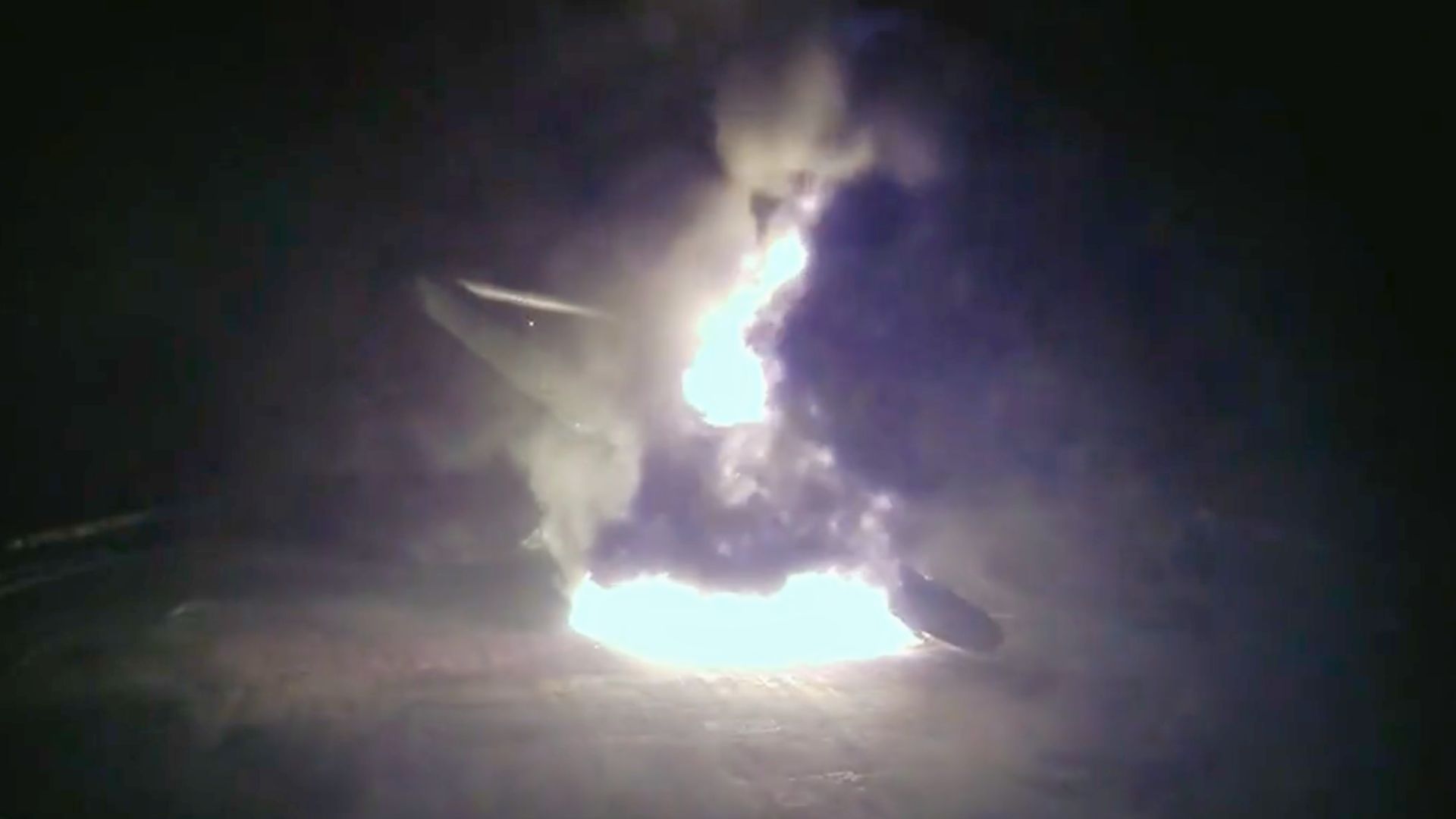 Wzmacniacz rakiety SpaceX Falcon 9 eksplodował podczas lądowania