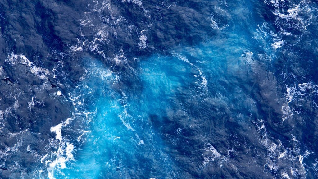 Des chercheurs utilisent la lumière pour dépolluer les océans des PFAS