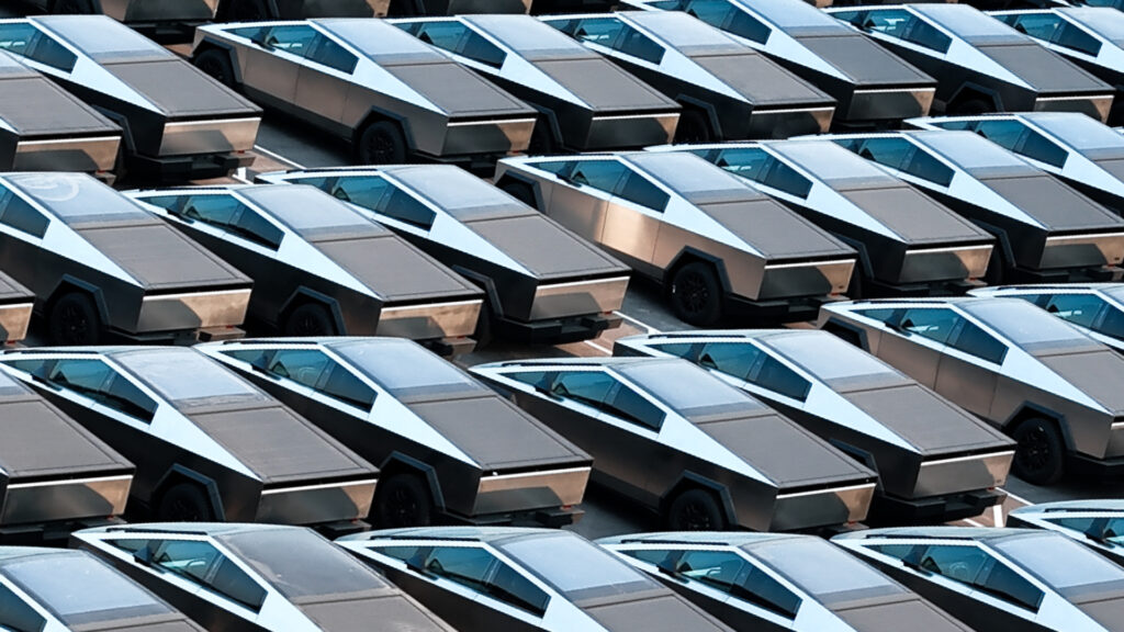 Tesla n&rsquo;arrive pas à vendre ses Cybertruck, SpaceX en rachète pour une somme astronomique