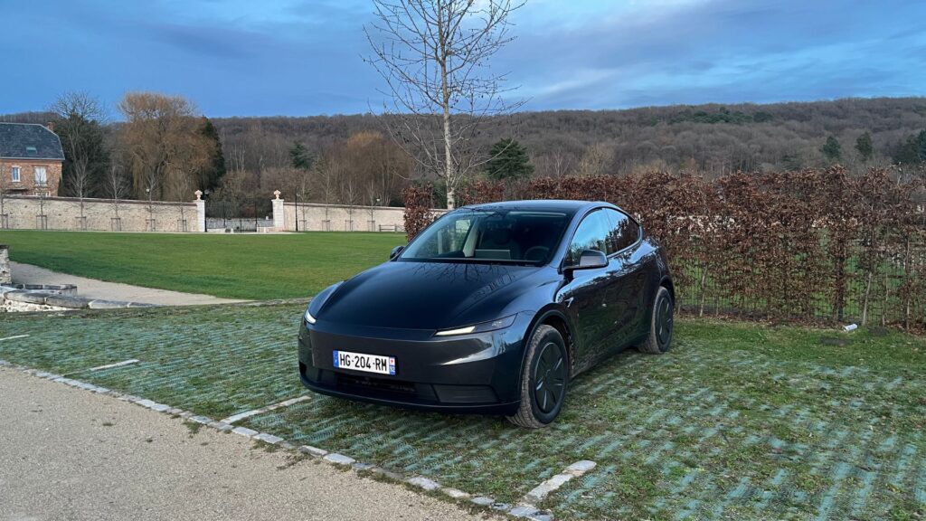 J’ai essayé la version pas chère du Tesla Model Y : le rapport qualité/prix est indéniable, mais je reste perplexe